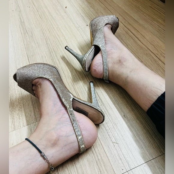 Guess Gold Peep Toe Platform Sandals Heels - Picture 4 of 9